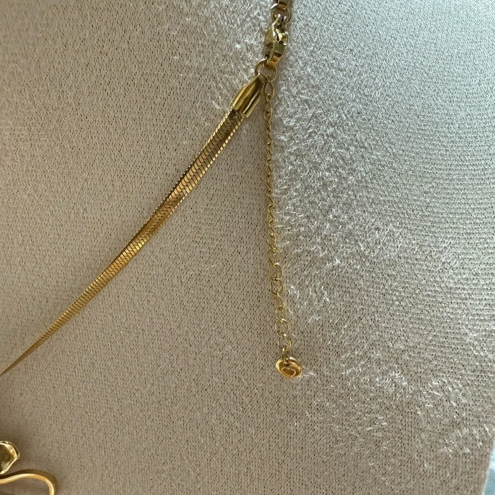 Elegant Gold Flower Pendant Necklace steel